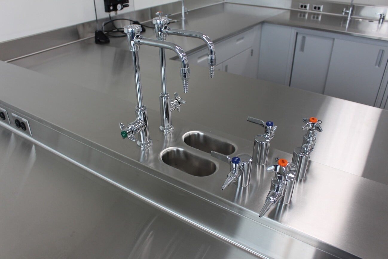 Stainless Steel Countertops - APEX Lab Systems provides a comprehensive range of stainless steel laboratory countertops tailored to diverse laboratory requirements.